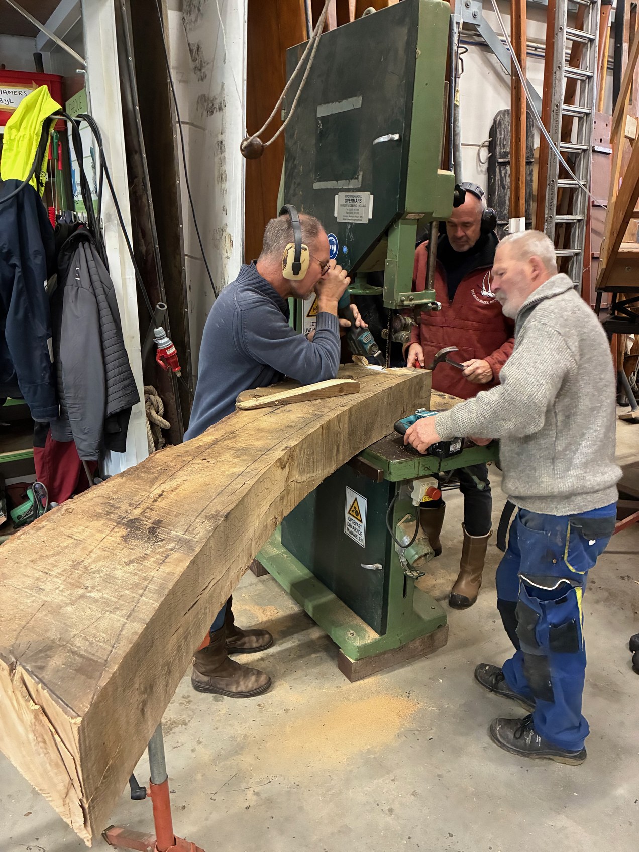 Een nieuwe spant zagen op de lintzaag